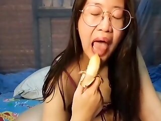Sexy Asian Dame Eat Banana